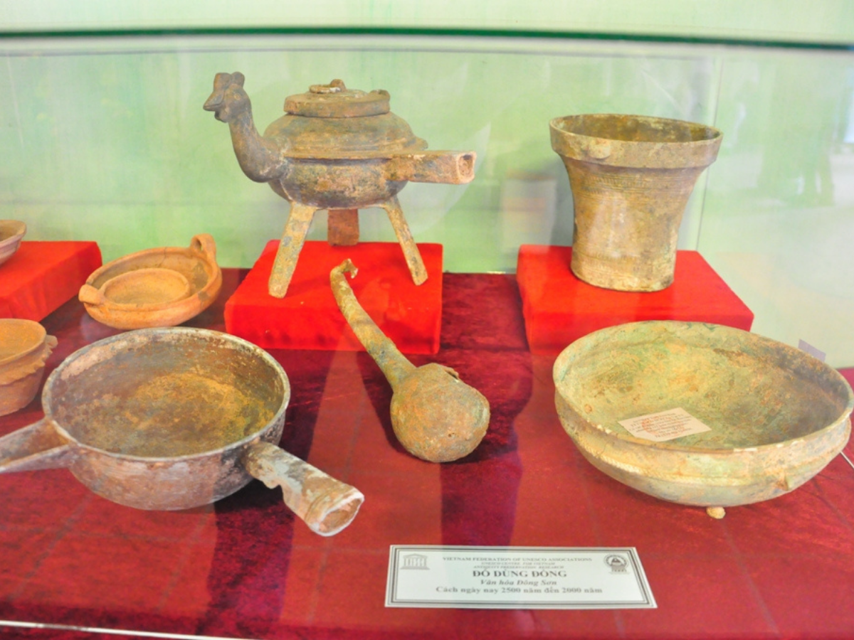 Ngoài thưởng lãm cảnh đẹp, du khách còn được tiếp cận với những tư liệu lịch sử quý giá của người Việt cổ.