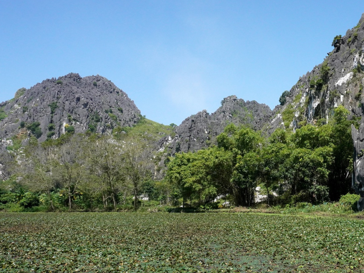 Động Kim Sơn nằm tại xã Biện Thượng, cách trung tâm Thanh Hóa khoảng 40 km về phía tây nam.