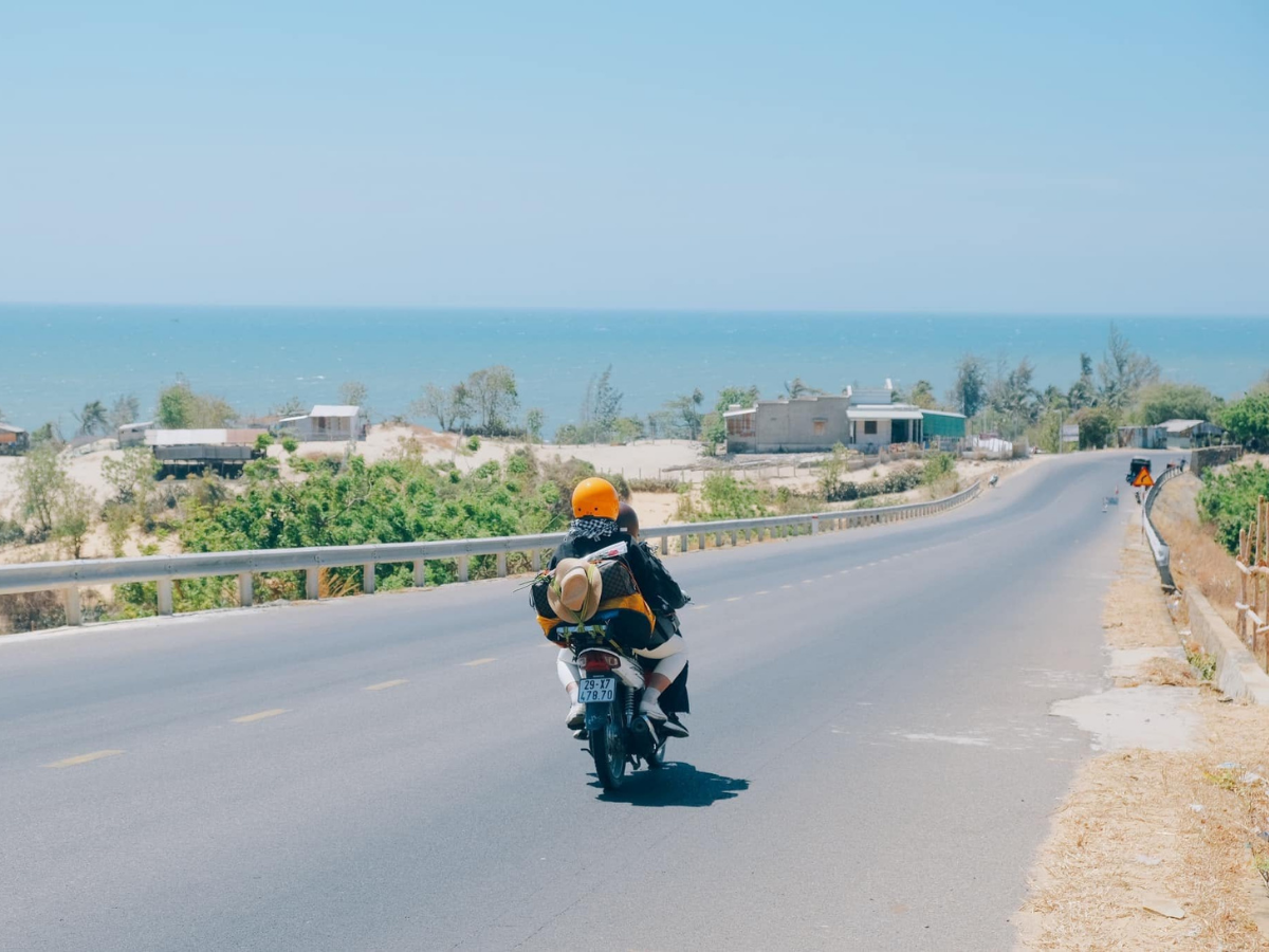 Những ai ưa thích khám phá bằng phương tiện cá nhân thì có thể đi từ Hà Nội theo tuyến cao tốc Pháp Vân - Cầu Giẽ.