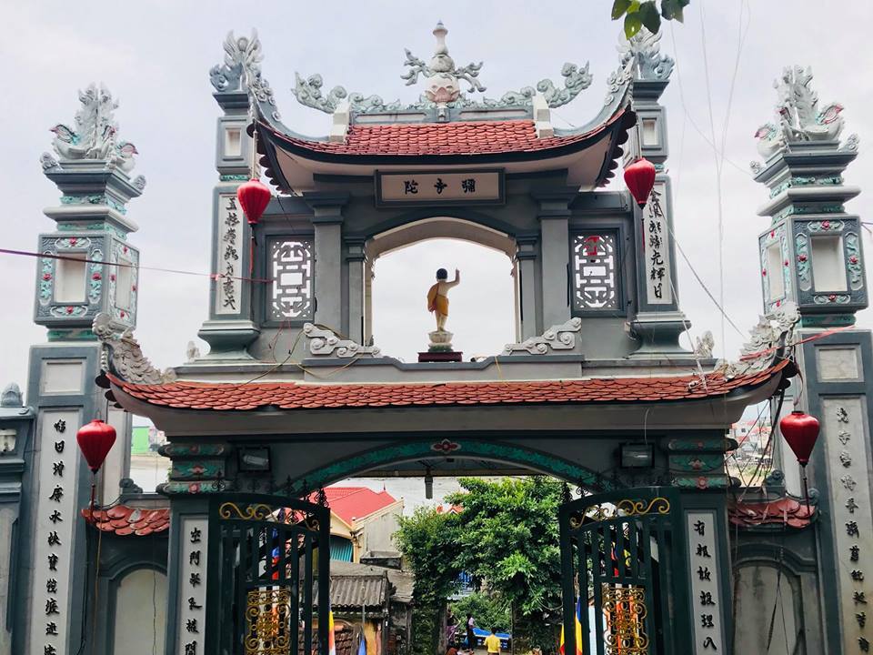 Ngôi chùa cổ linh thiêng được nhiều du khách ghé thăm.