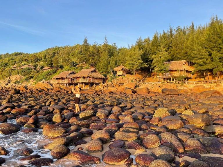 Những căn hộ độc đáo nằm sát bờ biển của Bãi Đông Resort & Spa.