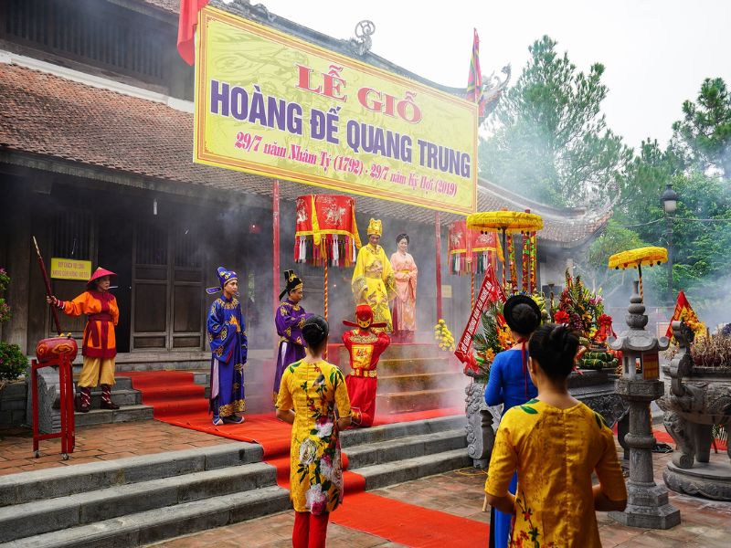 Nhân dân tưởng nhớ vua Quang Trung bằng nhiều lễ hội nhân văn.