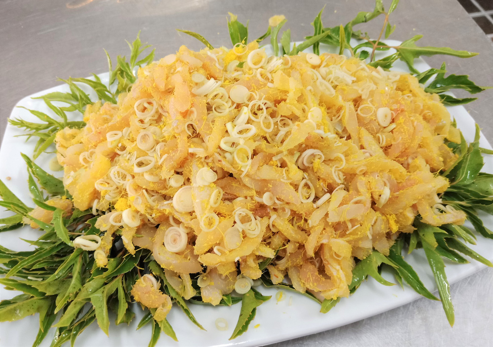 Món gỏi cá trứ danh tại Lạch Bạng.