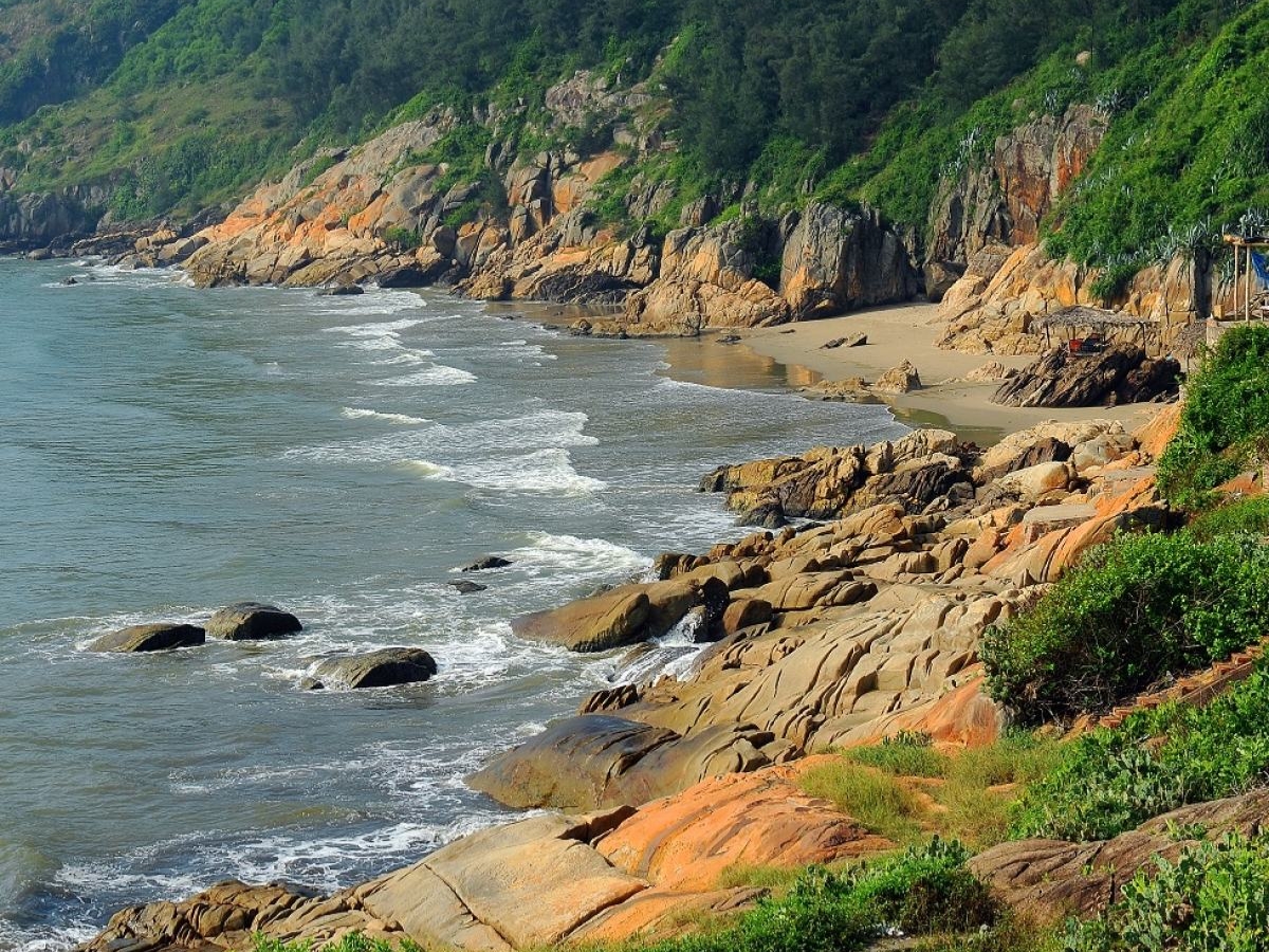 Núi Trường Lệ Sầm Sơn với cảnh quan thiên nhiên hùng vĩ.