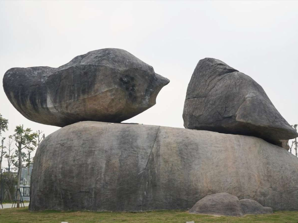 Hòn Trống Mái Sầm Sơn gắn liền với truyền thuyết về cặp vợ chồng thủy chung, son sắt.