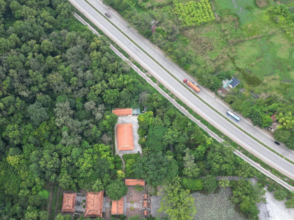 Du khách có thể lựa chọn nhiều phương tiện khác nhau để đi tới Đền Bà Triệu.