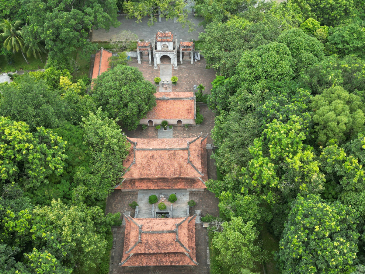 Quần thể Đền Bà Triệu được thiết kế dọc theo một trục chính, hài hòa giữa khu vực linh thiêng và không gian đời thường.