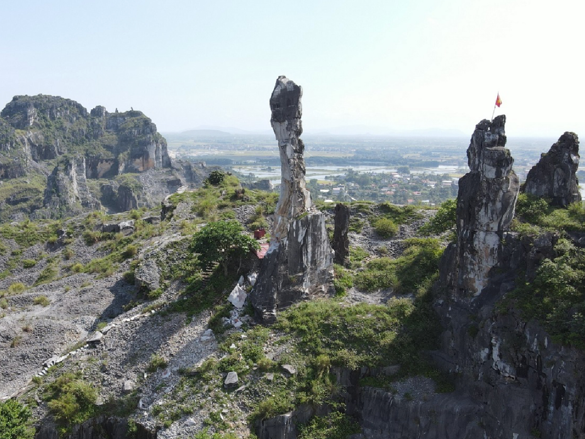 Đá tại núi Nhồi Thanh Hóa có màu xanh biếc, kết cấu mịn, độ dẻo dai tối ưu, rất phù hợp để chế tác các sản phẩm mỹ nghệ tinh xảo.
