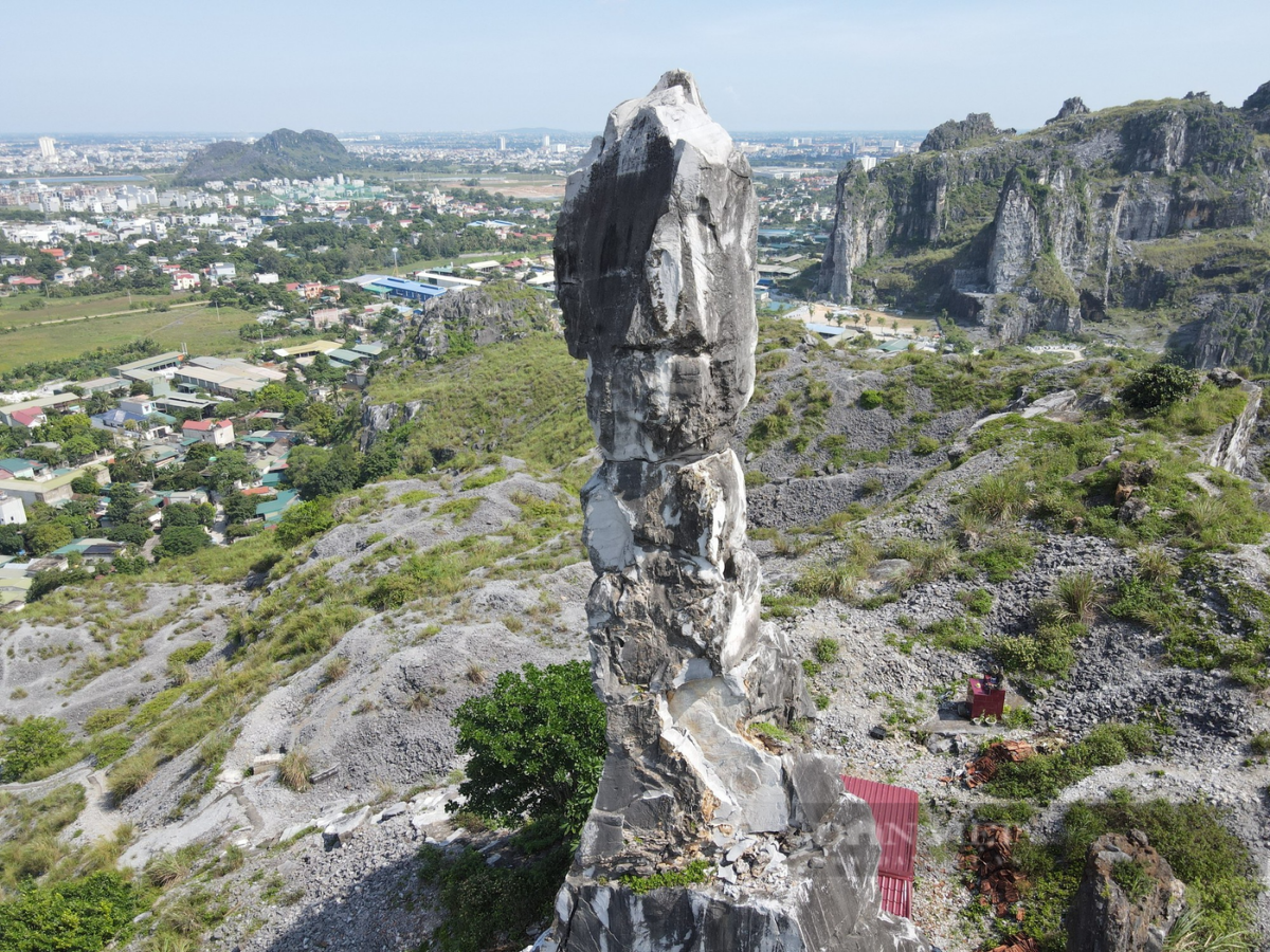 Hình ảnh Hòn Vọng Phu hiện lên như một biểu tượng của tình yêu và lòng son sắt.