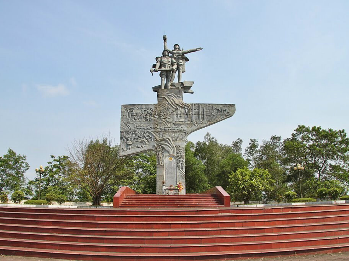 Tượng đài TNXP Chiến thắng là công trình kiến trúc khắc họa hình ảnh thế hệ trẻ dũng cảm của Thanh Hóa.