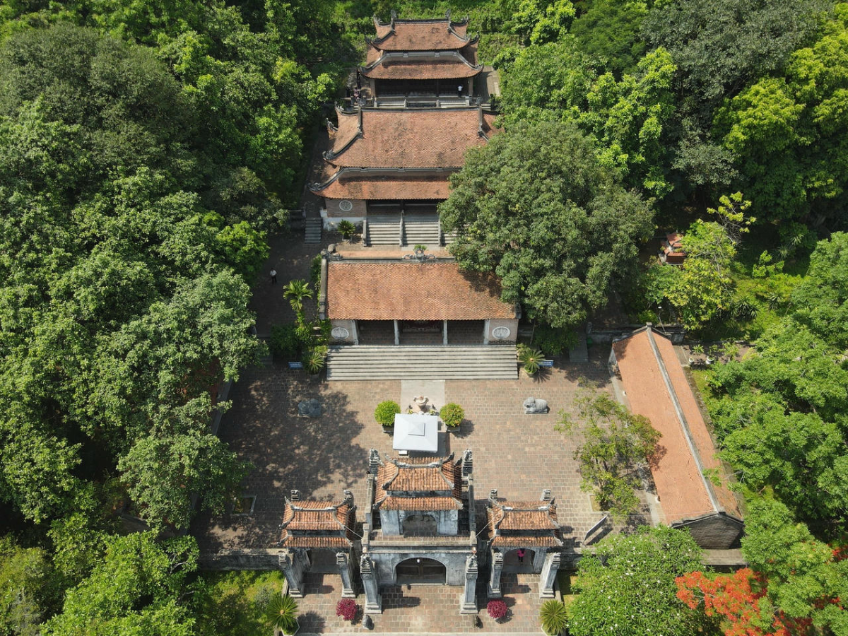 Đền Bà Triệu tọa lạc ngay sườn núi Gai, được phủ bóng bởi cánh rừng xanh ngút ngàn.