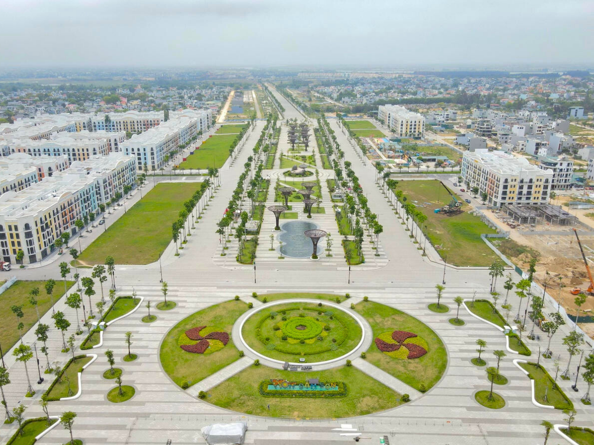 Quảng trường biển Sầm Sơn là điểm dừng chân lý tưởng để cảm nhận nhịp sống sôi động bên bờ biển.