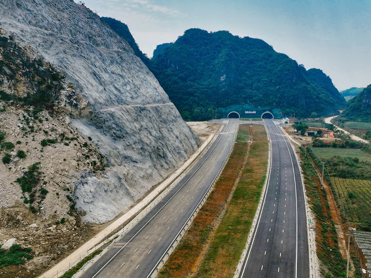 Đèo Tam Điệp Thanh Hóa là cửa ải trọng yếu trong mạng lưới giao thông cũng như quân sự thời phong kiến.