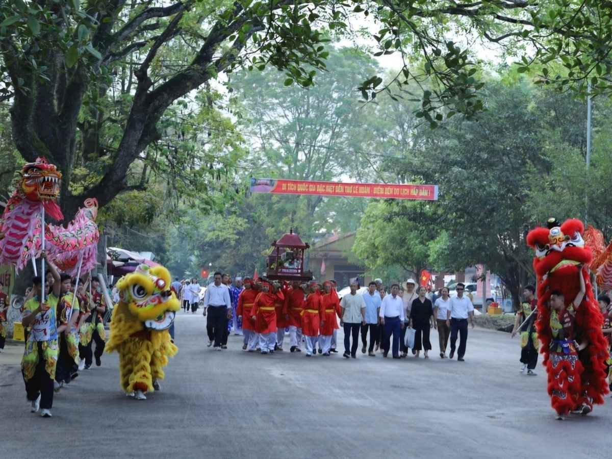 Lễ hội đền thờ Lê Hoàn được tổ chức vào tháng 3 âm lịch.