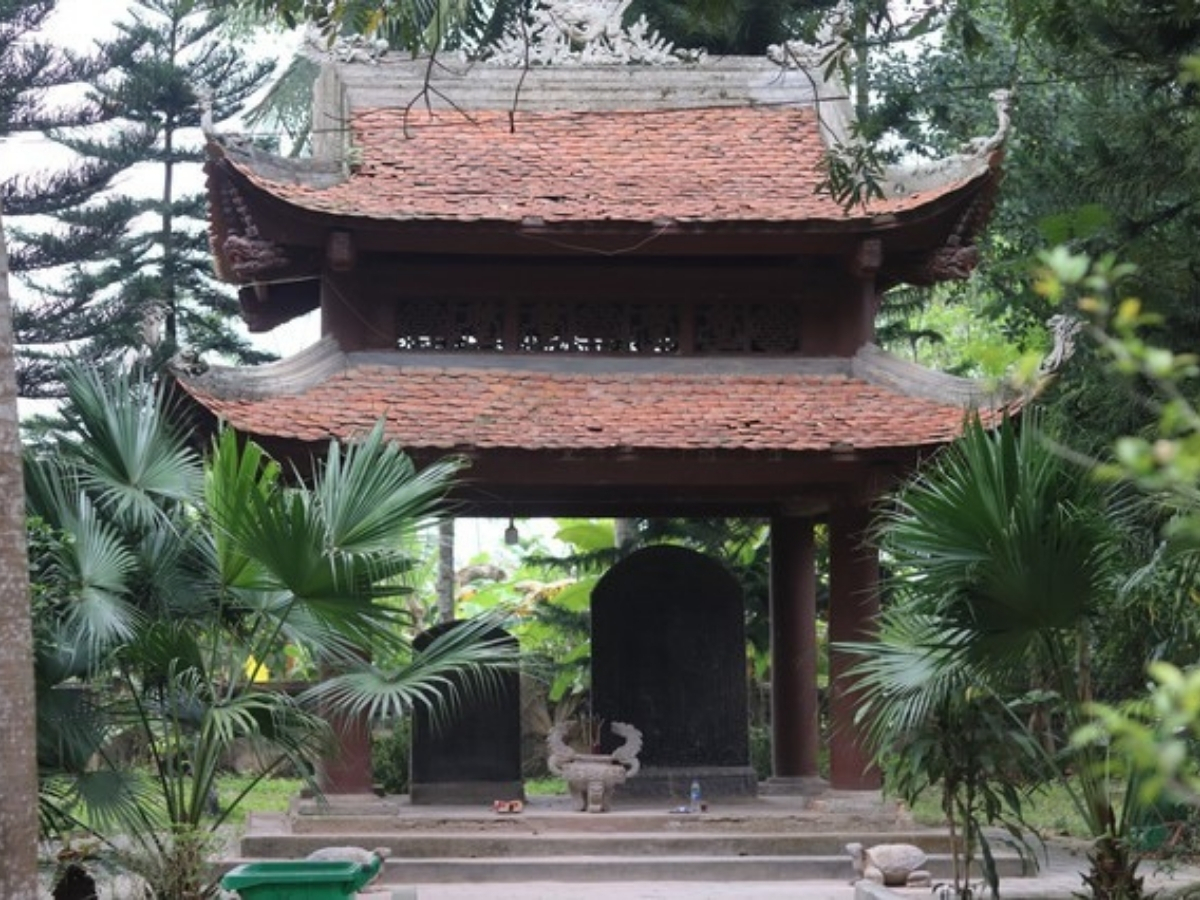 2 tấm bia đá với niên đại hàng trăm năm tại đền thờ Lê Hoàn.