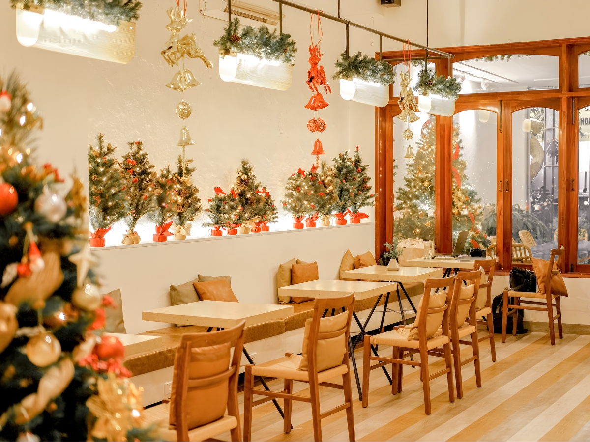 Các quán cafe được trang trí Giáng Sinh đẹp lung linh.