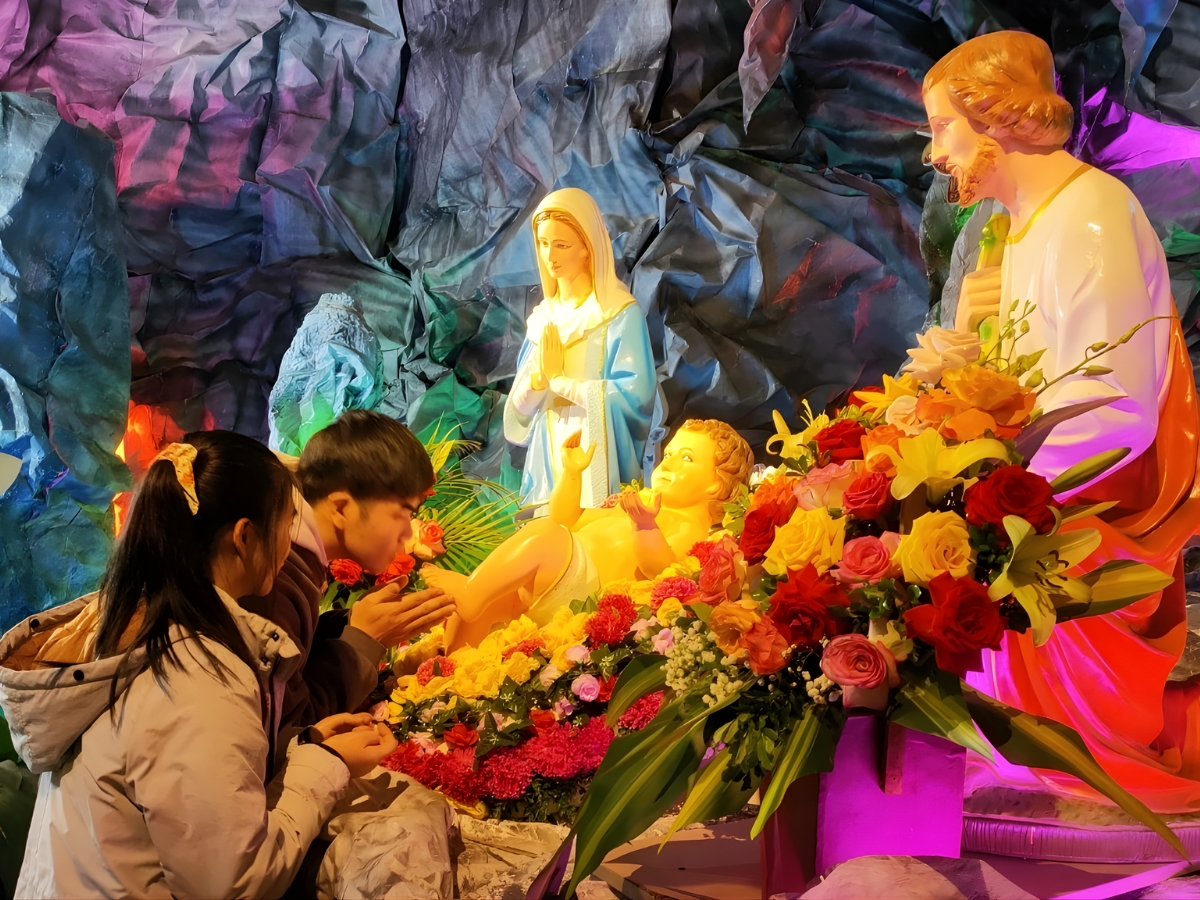 Người dân và du khách đổ về Nhà thờ Chính Tòa đón Giáng Sinh.