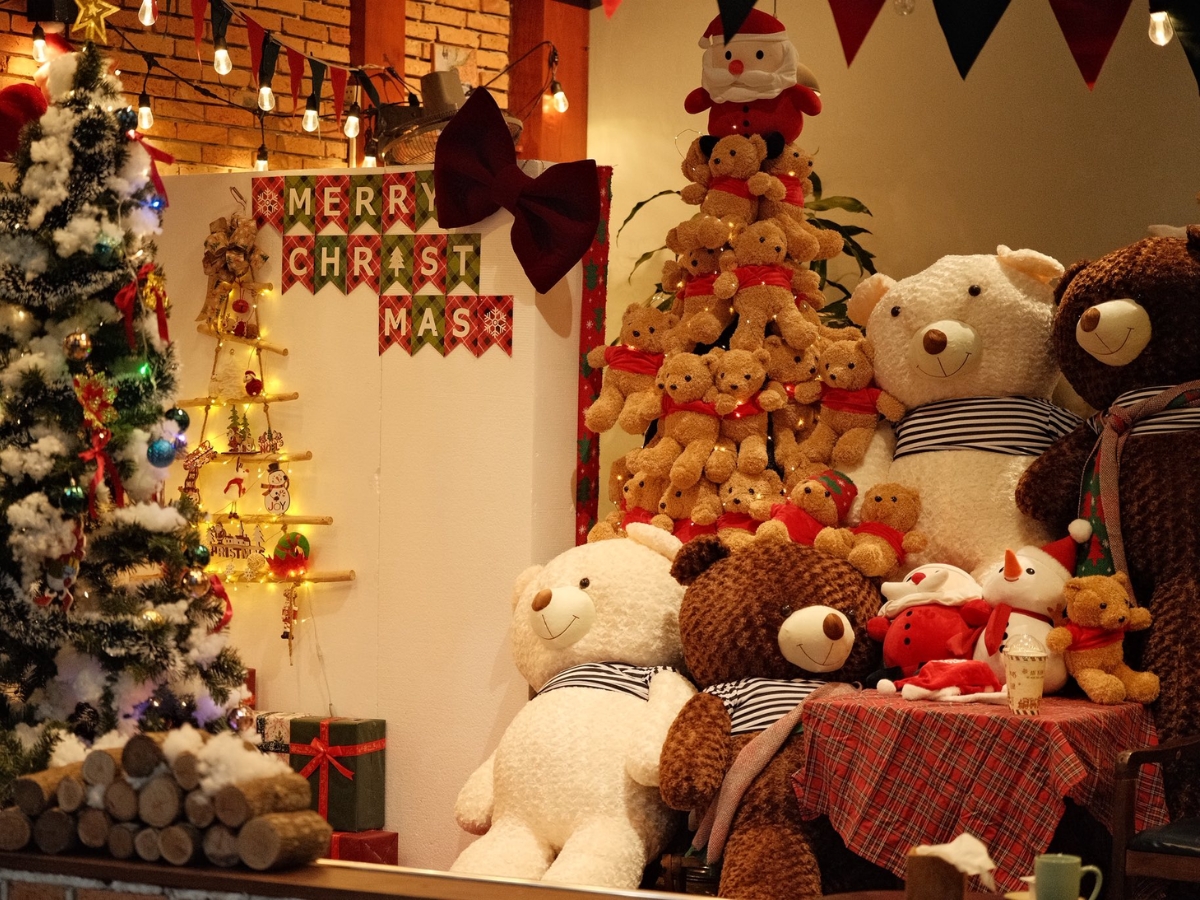 Các quán cafe đầu tư trang trí với nhiều góc sống ảo Giáng Sinh đẹp.