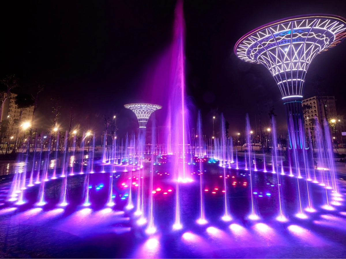 Quảng trường biển Sầm Sơn lung linh ánh đèn khi đêm xuống.