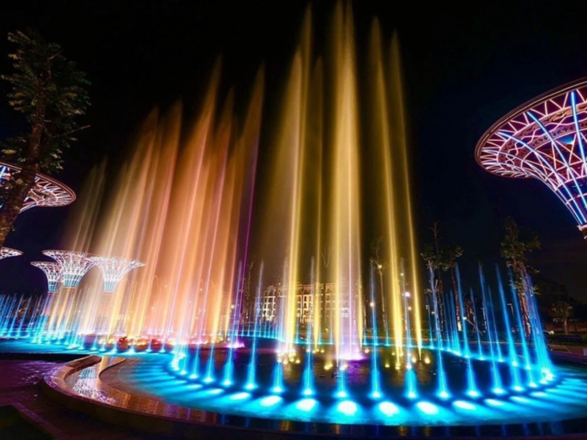 Quảng trường biển Sầm Sơn rực rỡ, lung linh ánh đèn.