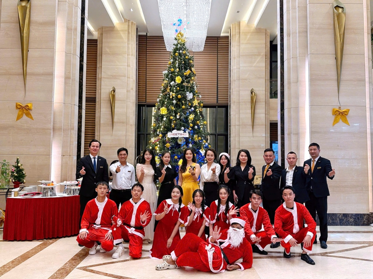 Đội ngũ ông già Noel “hùng hậu” tại khách sạn Mường Thanh Thanh Hóa.