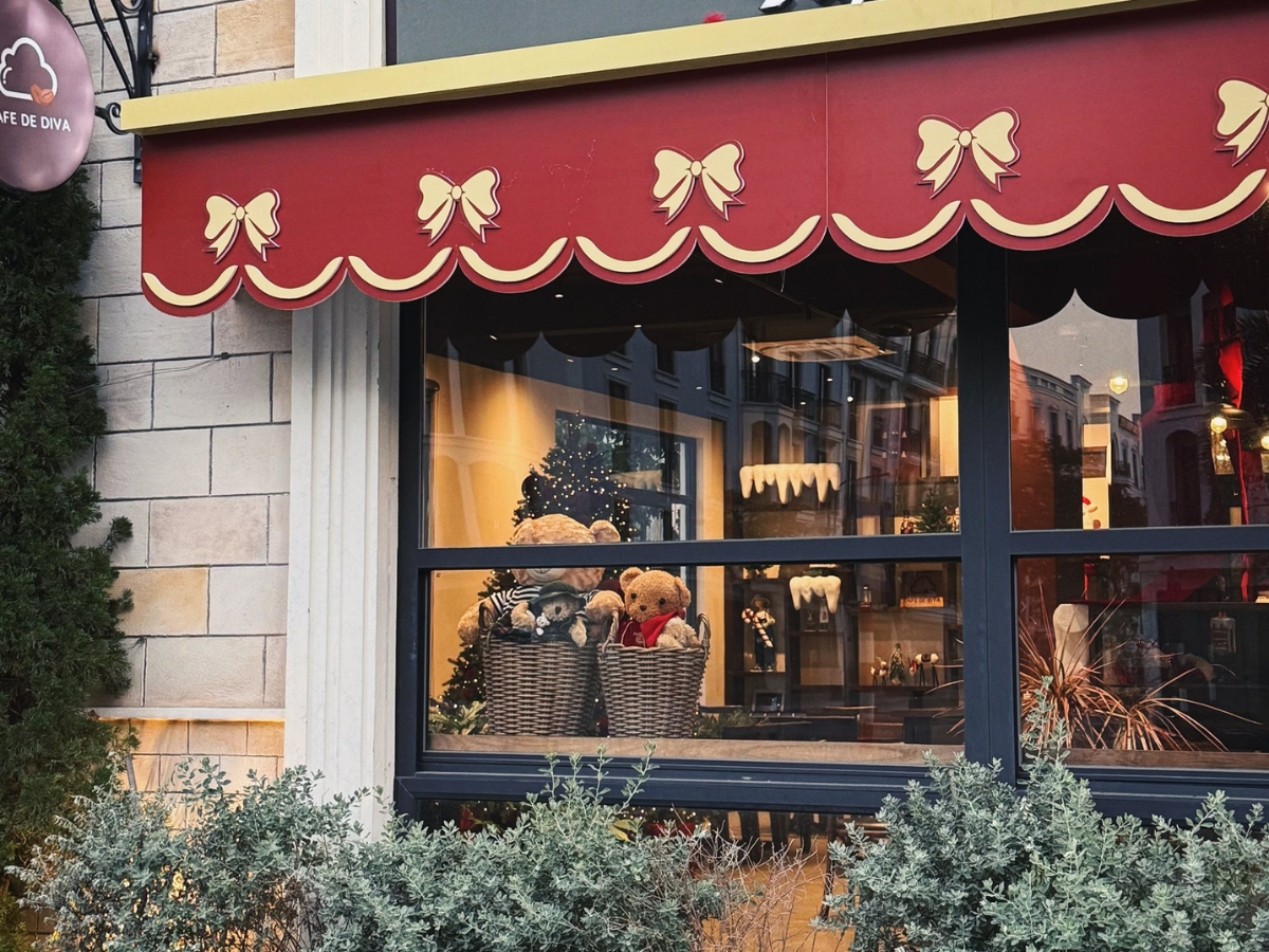 Khung cửa sổ ngập tràn không khí Giáng Sinh tại Cafe De Diva.
