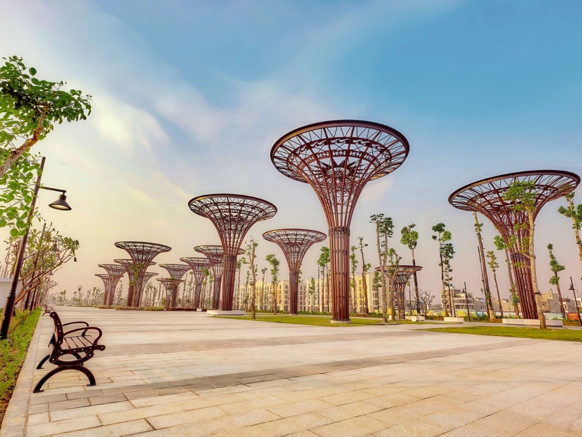 Du khách dành buổi chiều để tham quan, dạo bộ và check-in tại quảng trường biển Sầm Sơn.