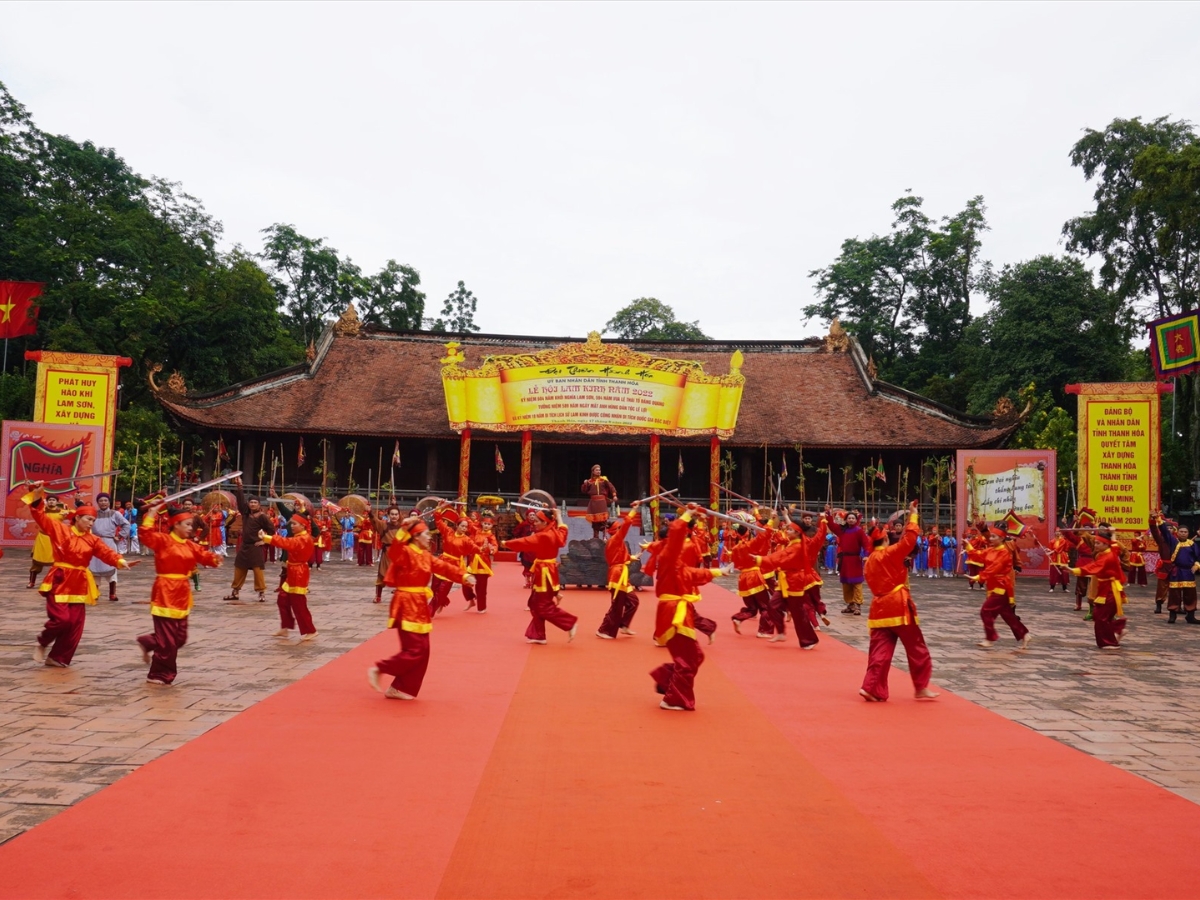 Tham gia các lễ hội truyền thống tại Thanh Hóa.