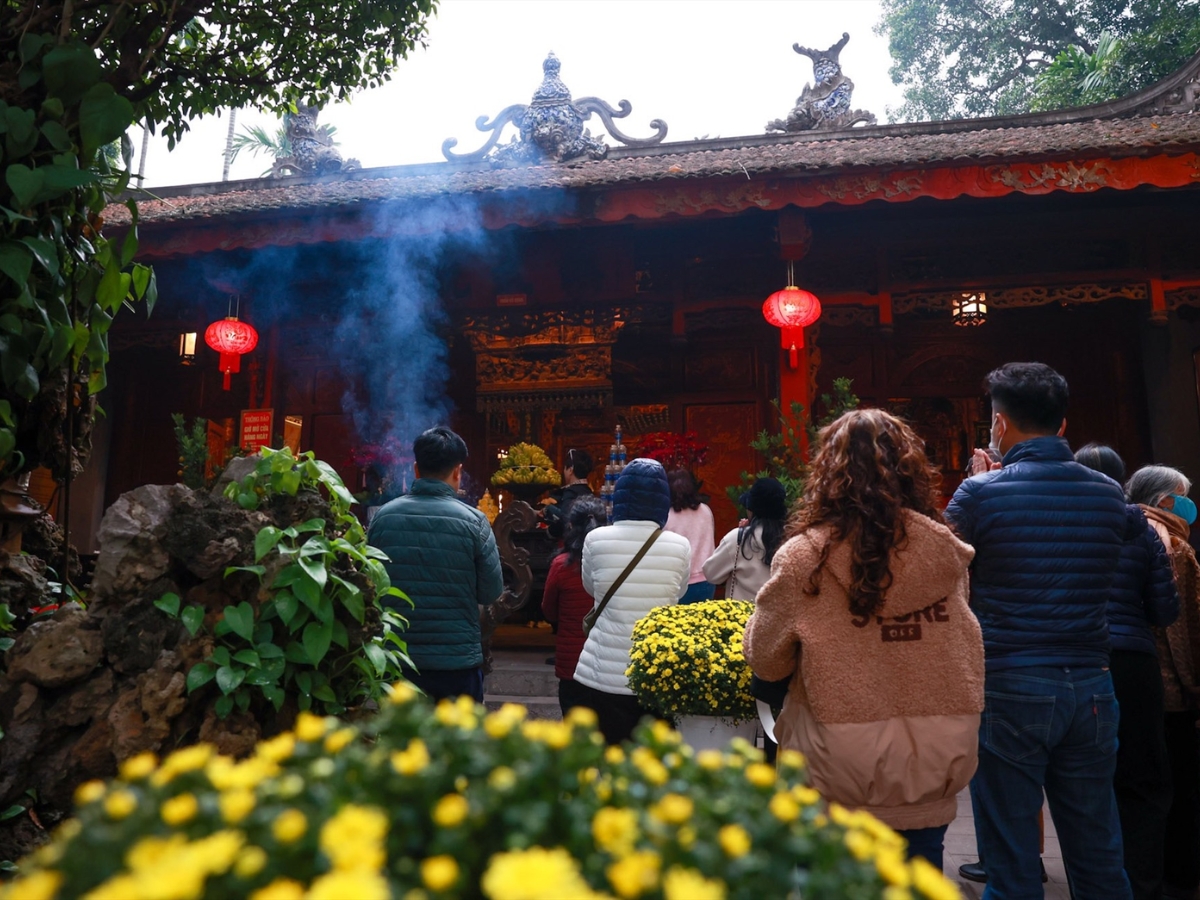 Lựa chọn trang phục và giữ thái độ văn minh, lịch sự khi đi lễ đầu năm.