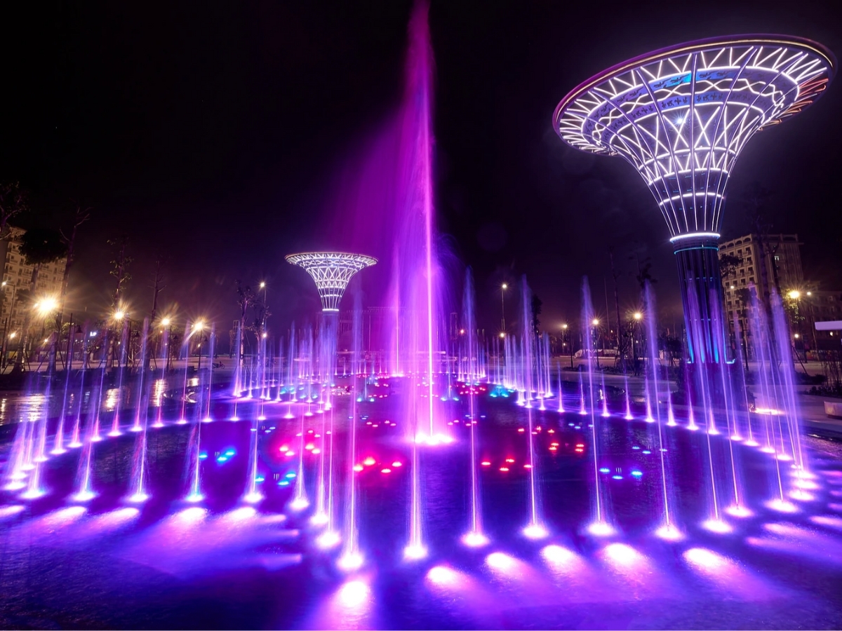 Thưởng thức biểu diễn nhạc nước sôi động tại quảng trường biển Sầm Sơn.