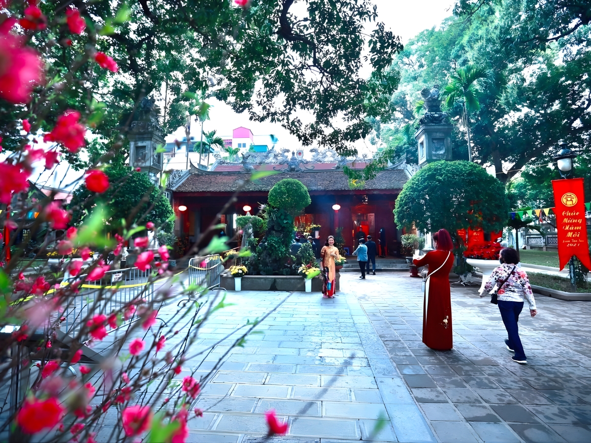 Du khách thường đi lễ tại các đền, chùa ở Thanh Hóa để tìm kiếm sự an yên trong những ngày đầu xuân.