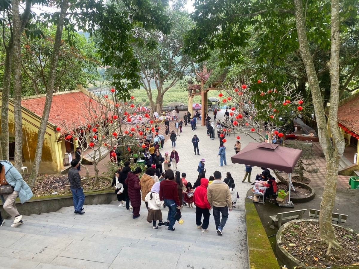 Thời điểm lý tưởng để đi đền Cửa Đặt dịp Tết là từ mùng 1 đến khoảng rằm tháng Giêng âm lịch.