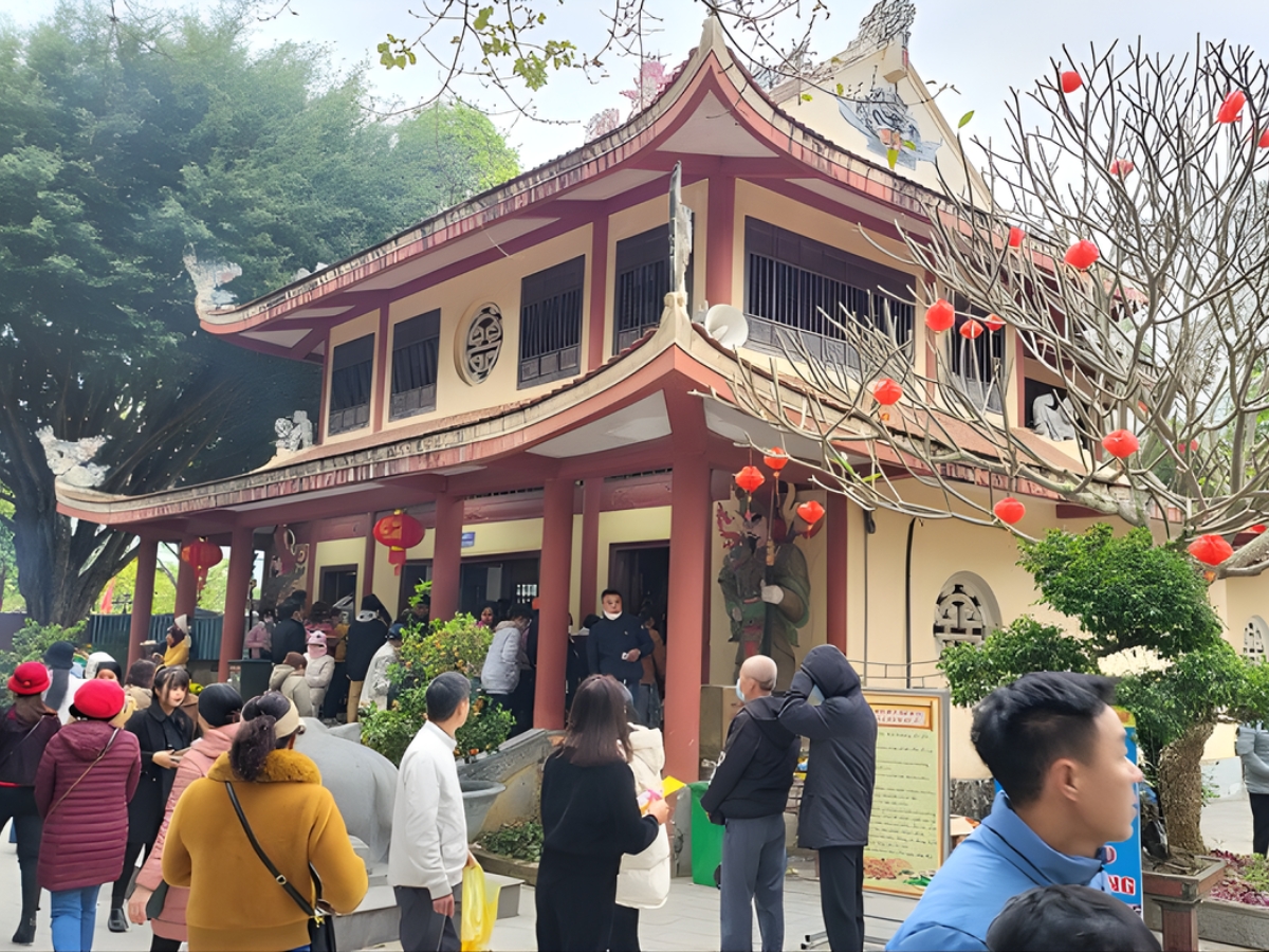 Du khách đi lễ đền Cửa Đạt đầu năm để mong cầu sức khỏe, bình an, may mắn.