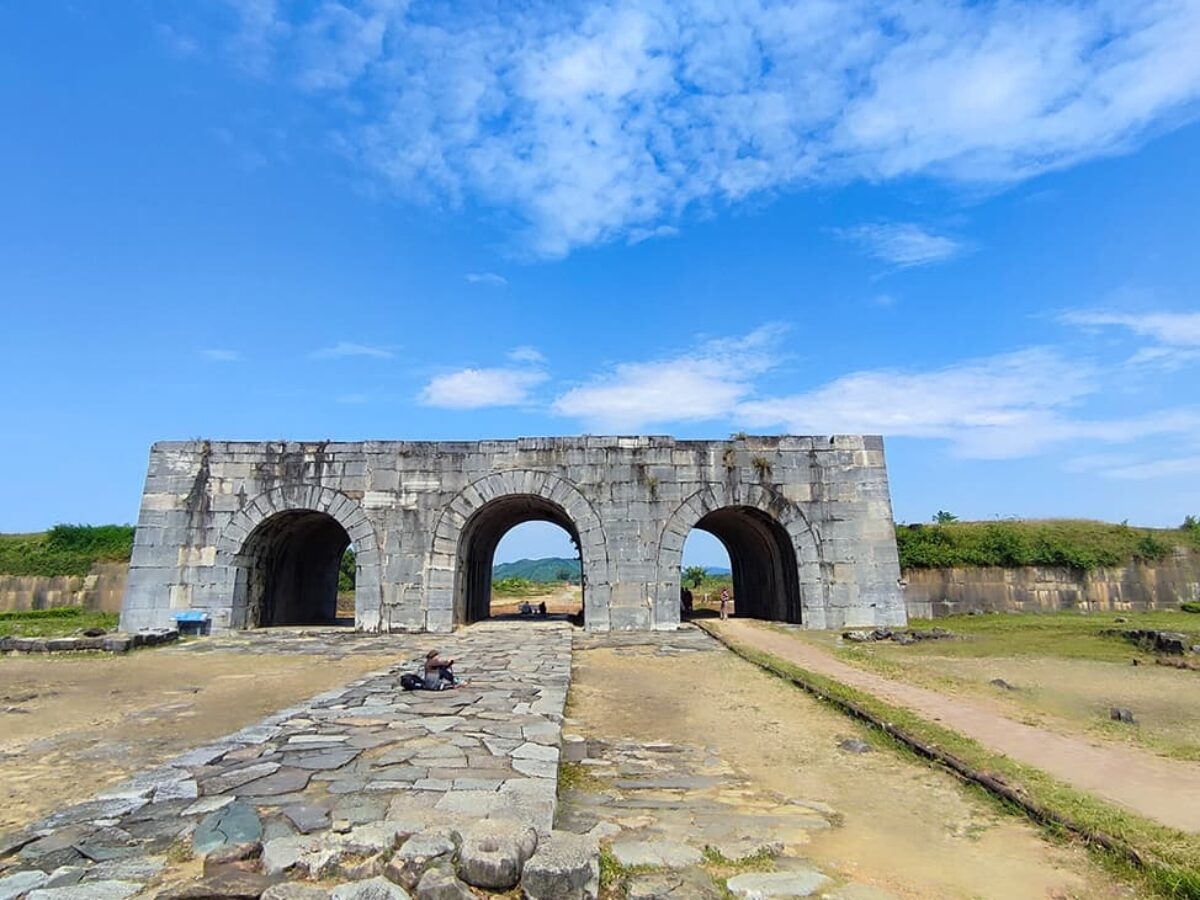 Cổng thành đồ sộ được xây dựng hoàn toàn bằng đá xanh.