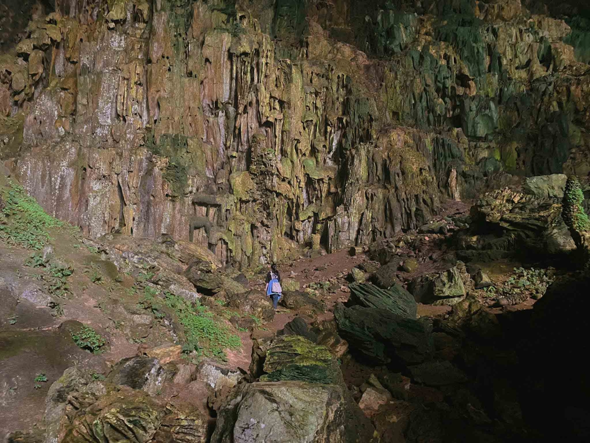 Hang Dơi Kho Mường với những khối đá độc đáo, đủ mọi hình thù.