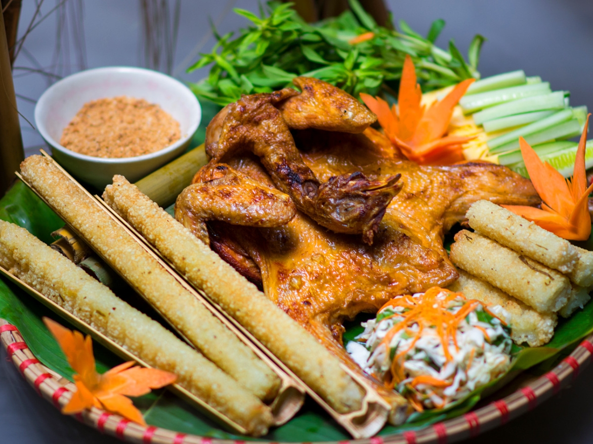 Thưởng thức những món ăn mang hương vị đặc trưng núi rừng.