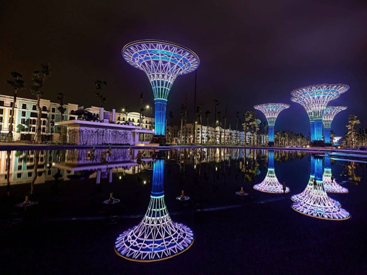 Quảng trường biển Sầm Sơn lên đèn lung linh khi đêm về.