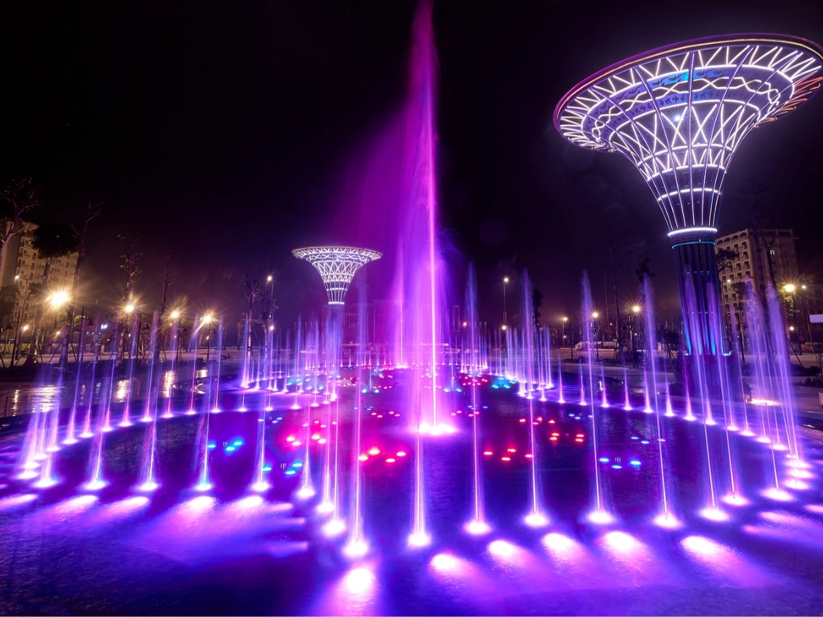 Thưởng thức biểu diễn nhạc nước hoành tráng tại quảng trường biển Sầm Sơn.