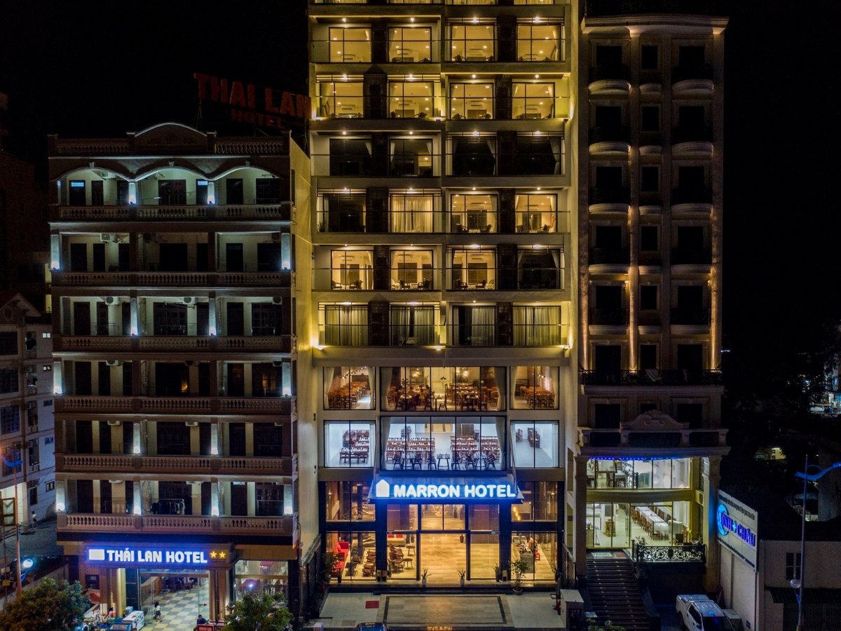 Khách sạn The Marron Thanh Hóa với các tiện ích giải trí sôi động khi về đêm.