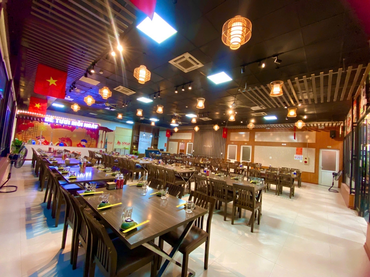 Nhà hàng S-Việt sở hữu không gian rộng rãi, thoáng đãng.