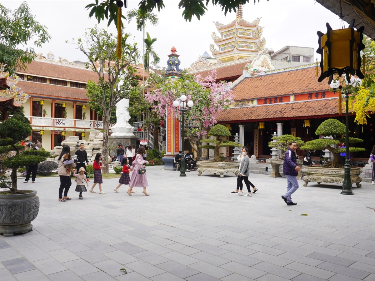 Du khách đi du xuân, đi lễ đầu năm tại các đền, chùa linh thiêng.