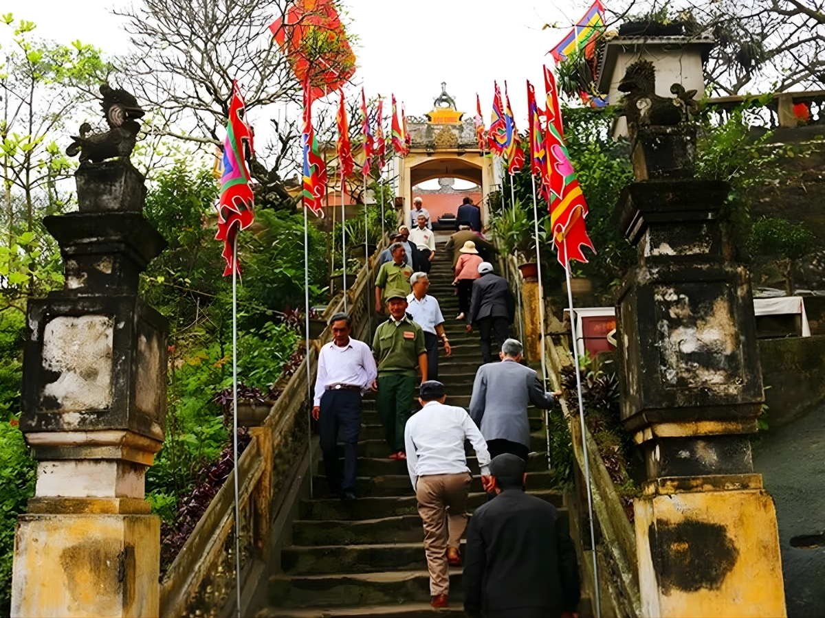 Du khách đi lễ, cầu mong năm mới bình an, may mắn tại đền Độc Cước.