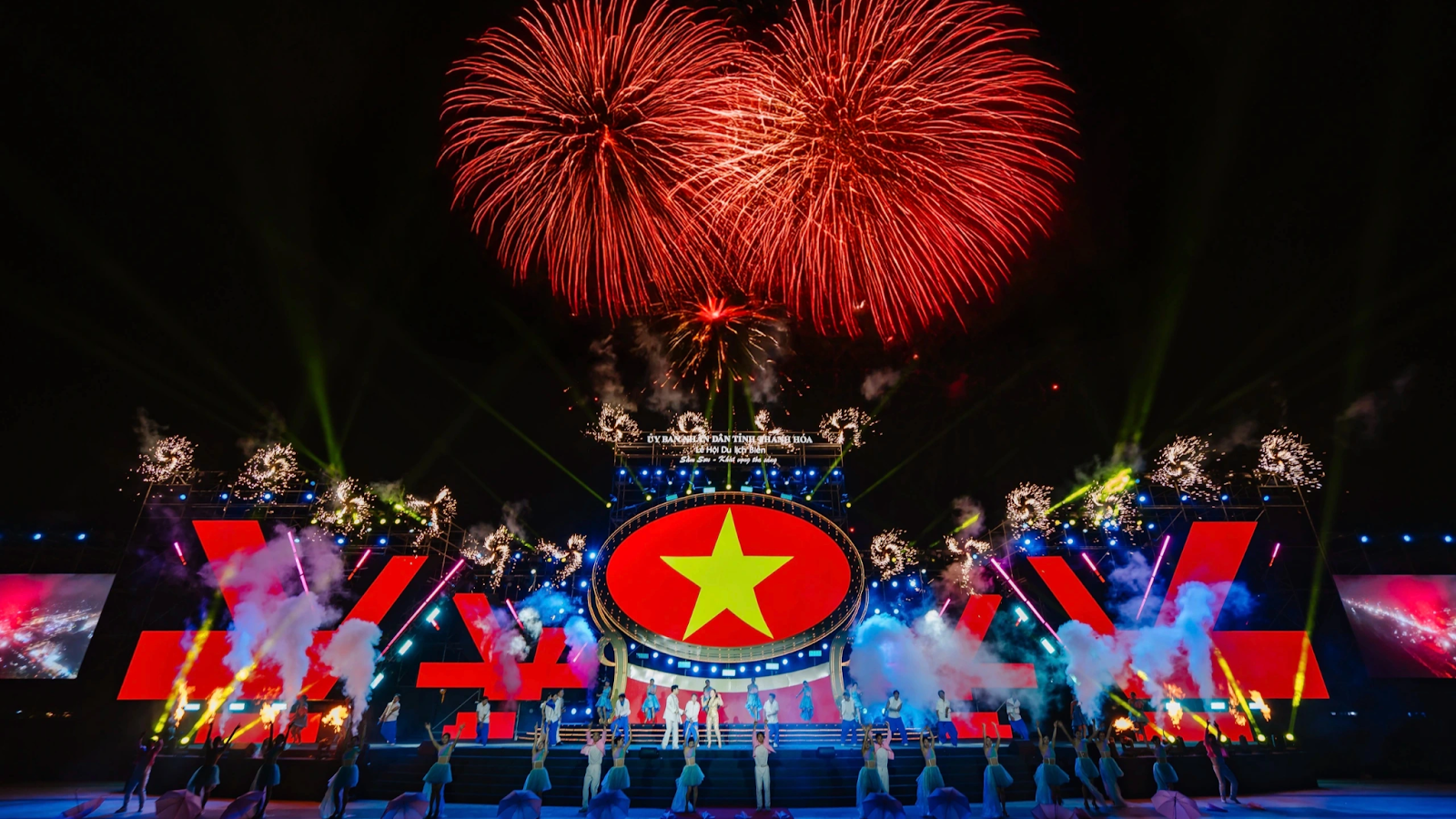 Mãn nhãn màn pháo hoa trên bầu trời Sầm Sơn.