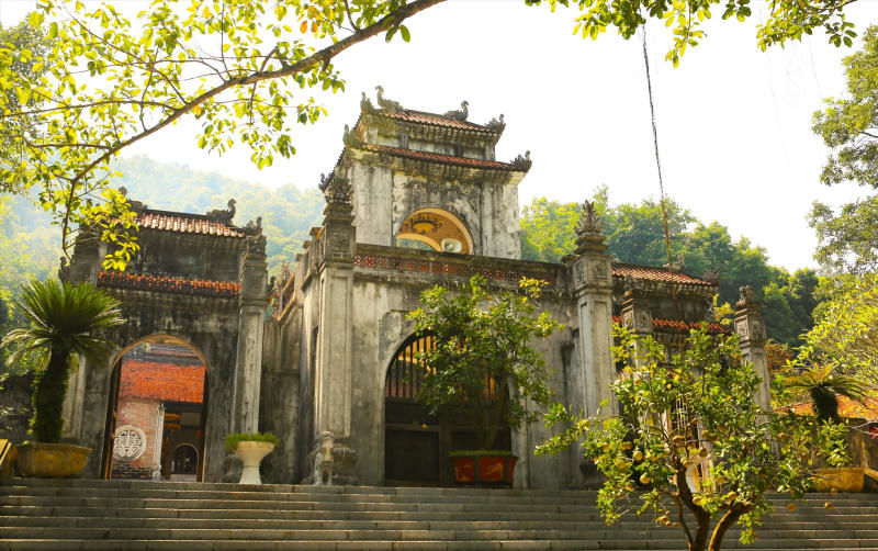 Đền Bà Triệu thu hút đông đảo người dân và du khách đến cầu phúc, cầu bình an.