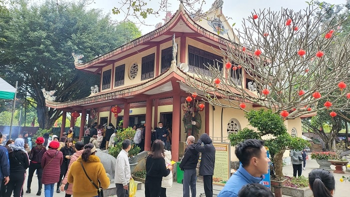 Người dân nô nức đến đền Cửa Đạt cầu may mắn cho năm mới.