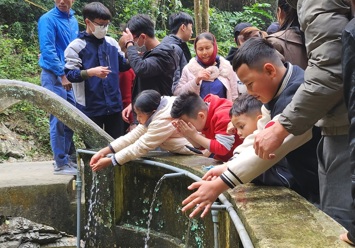 Hàng ngàn người dân xin "nước thánh" cầu may mắn, bình an.