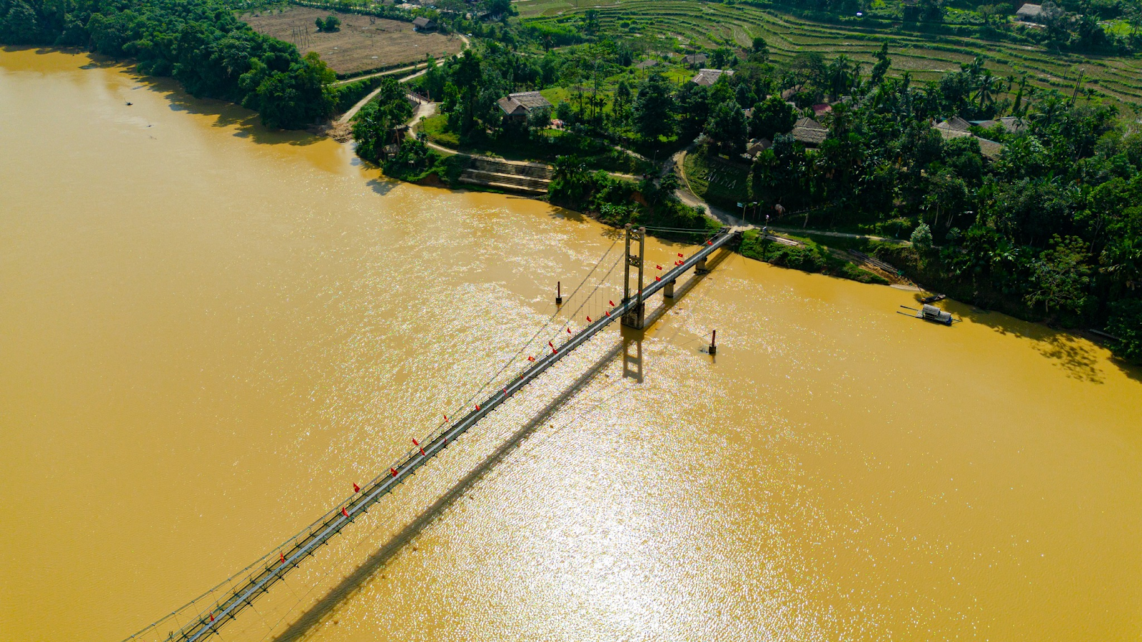 Cây cầu treo đến với bản Mạ bắc qua dòng sông Chu.