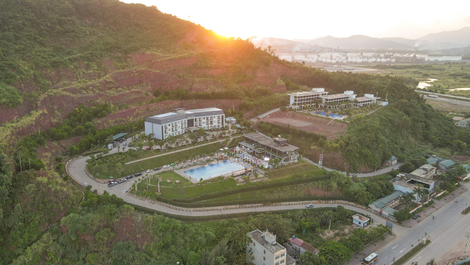 Văn Hoa Hotel nằm ngay trên tuyến đường chính dẫn xuống biển Bãi Đông.