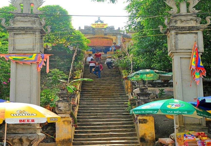 Du xuân ghé đền Độc Cước Sầm Sơn, cầu sức khỏe và hanh thông.