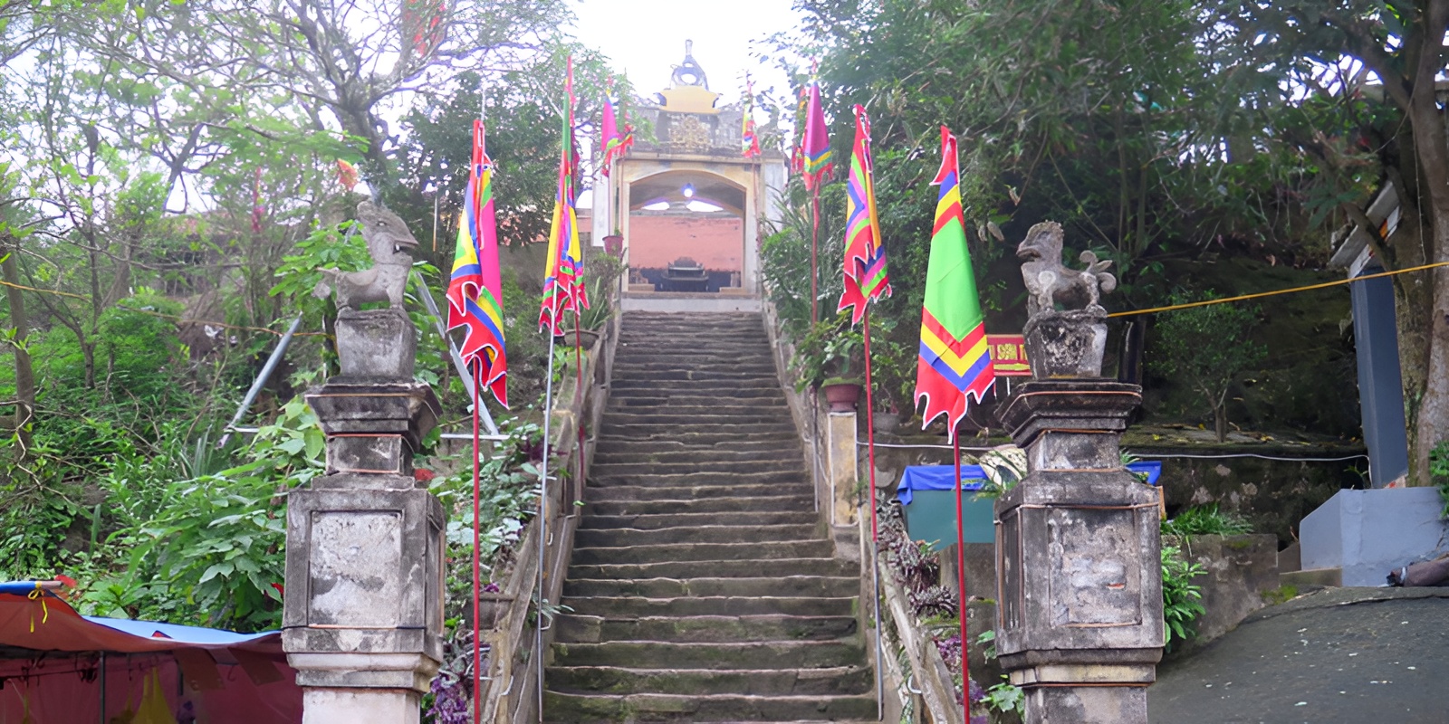 Bậc đá dẫn lên đền Độc Cước Sầm Sơn – địa điểm check-in quen thuộc thu hút du khách mỗi dịp đền Độc Cước Sầm Sơn Tết.